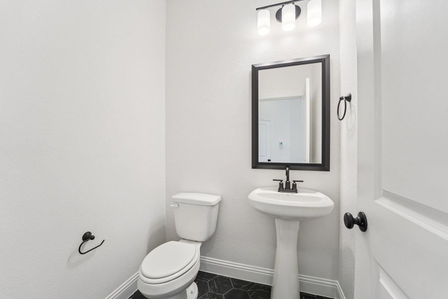 Furnished interior view inside a new home in Evergreen 40', Conroe (Image 7).