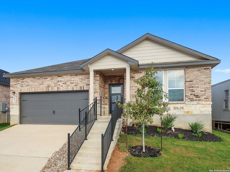 Exterior details and patio area of a home in Comanche Ridge, San Antonio (Image 16).