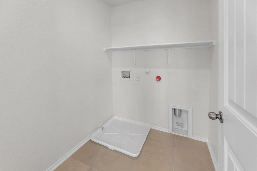 Spacious, unfurnished interior of a new home in Mustang Valley, Manor (Image 36).