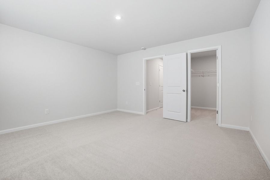 Spacious, unfurnished interior of a new home in Waxhaw Landing, Monroe (Image 22).