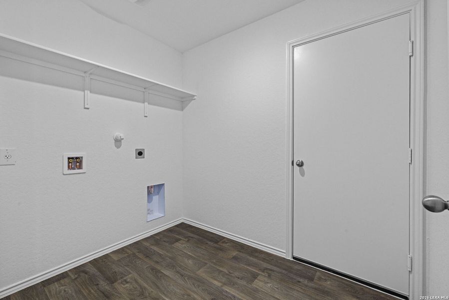 Spacious, unfurnished interior of a new home in Stonehill, San Antonio (Image 9).