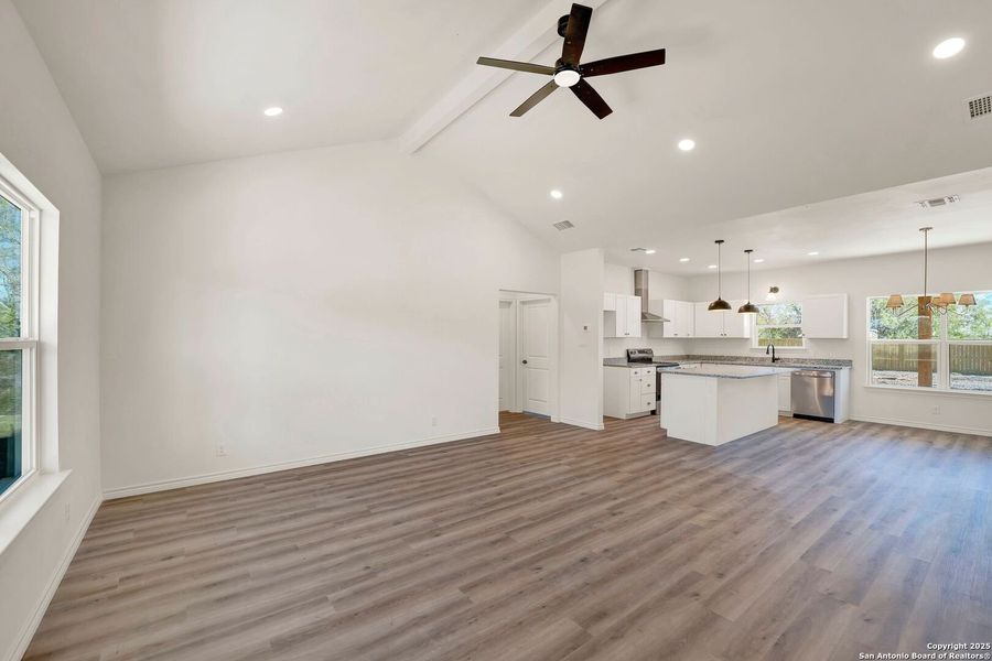 Spacious, unfurnished interior of a new home in , Hondo (Image 29).