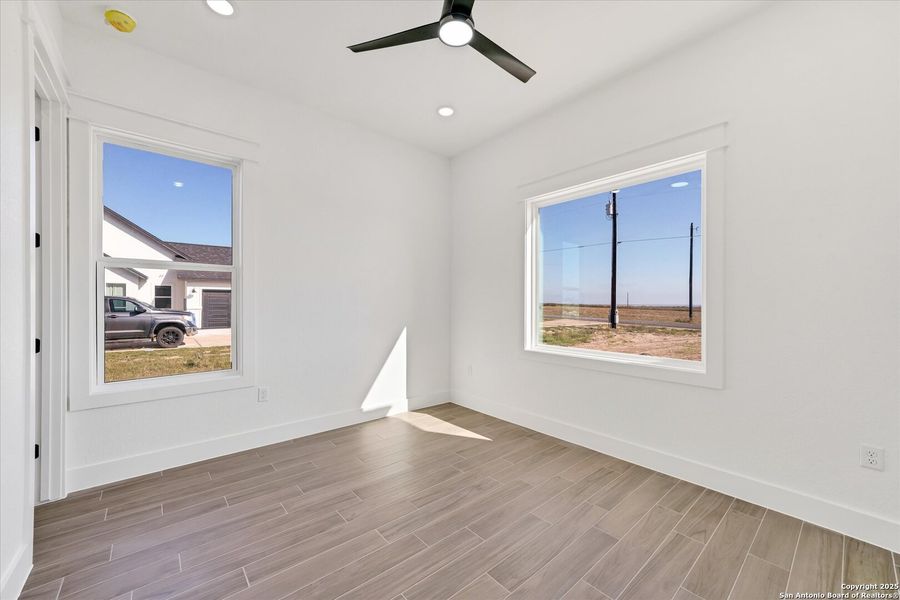 Spacious, unfurnished interior of a new home in , La Vernia (Image 19).