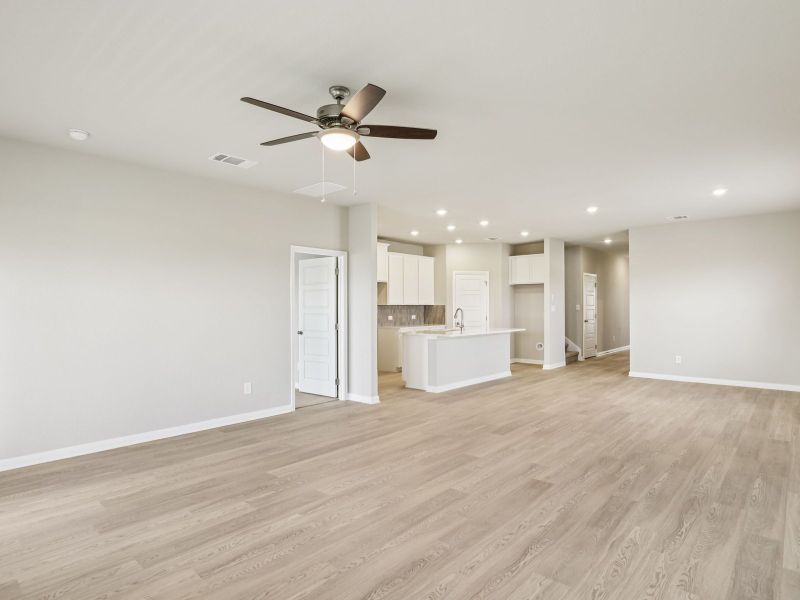Spacious, unfurnished interior of a new home in Arcadia Ridge - Premier Series, San Antonio (Image 15).