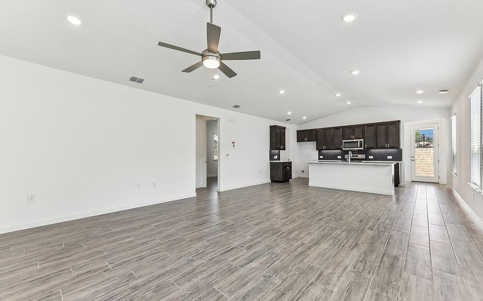 Spacious, unfurnished interior of a new home in Kissing Tree, San Marcos (Image 9).