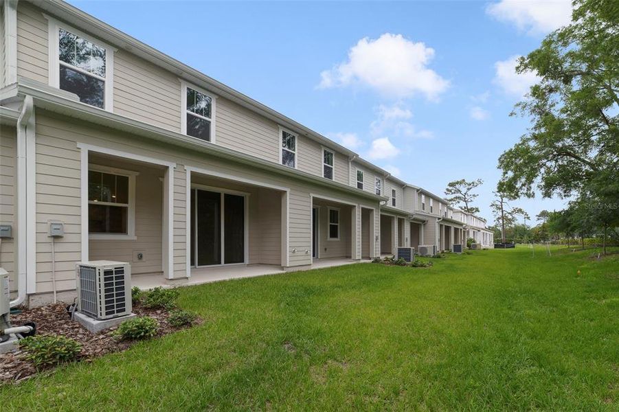 Exterior details and patio area of a home in Towns at Greenleaf, Oviedo (Image 18).