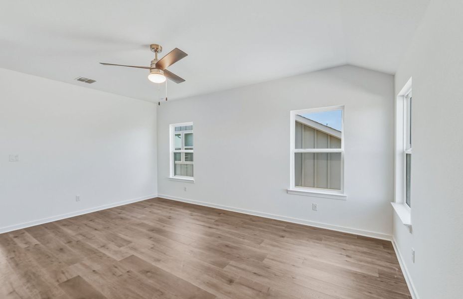 Spacious, unfurnished interior of a new home in Sunfield, Buda (Image 17).