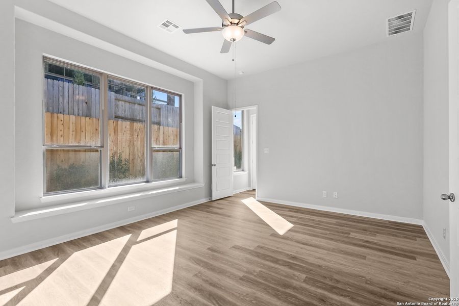 Spacious, unfurnished interior of a new home in Homestead 65', Schertz (Image 27).