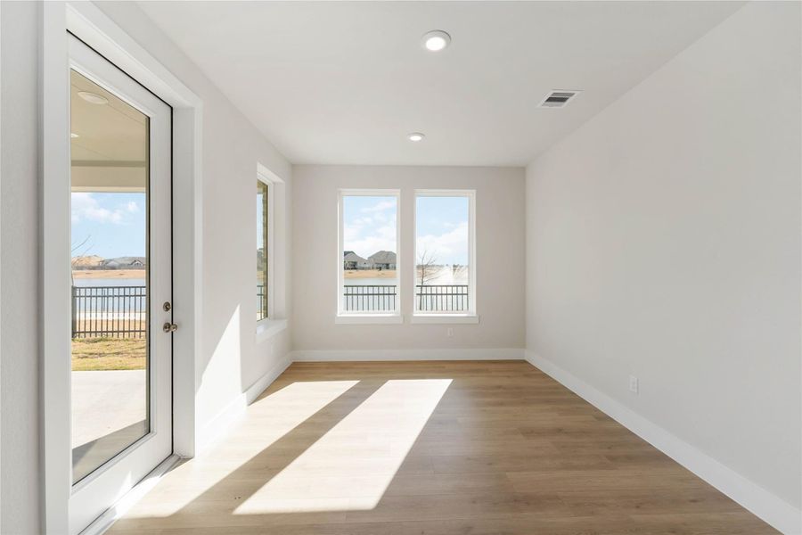 Spacious, unfurnished interior of a new home in Valencia, Manvel (Image 21).
