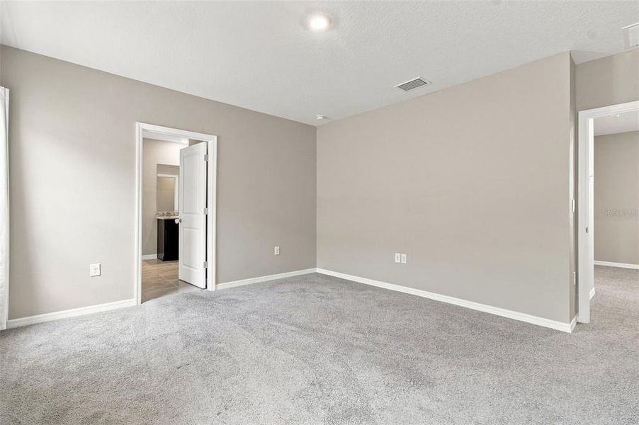 Spacious, unfurnished interior of a new home in , Wesley Chapel (Image 39).