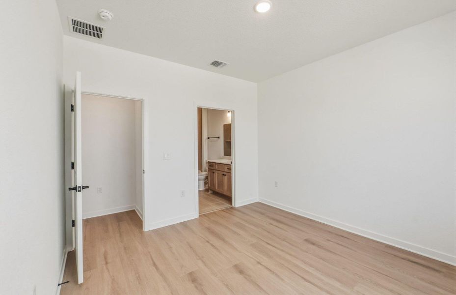 Spacious, unfurnished interior of a new home in Sun City Texas, Georgetown (Image 21).