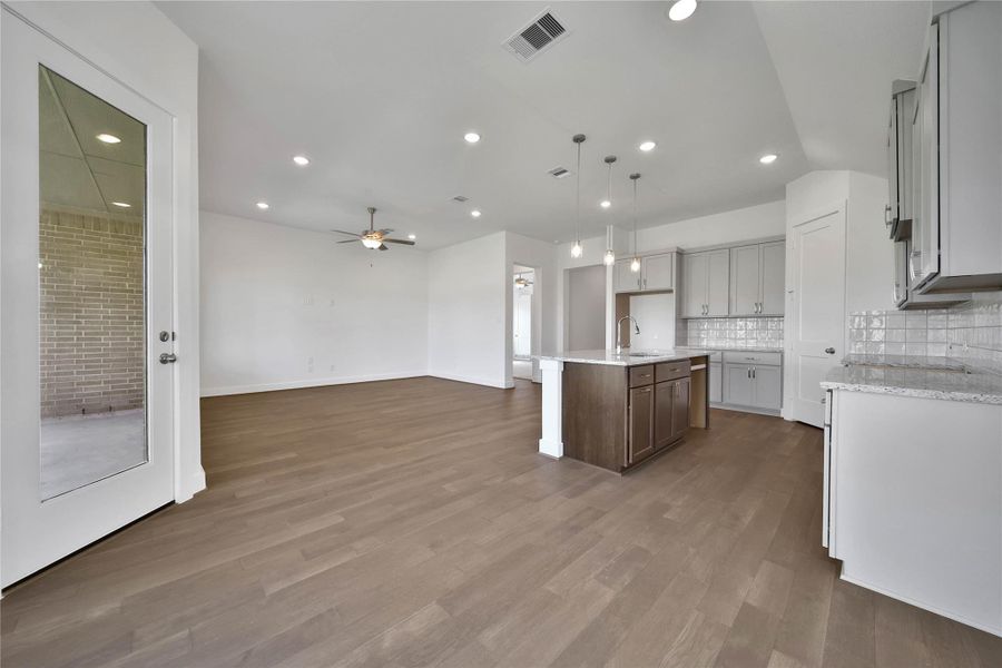 Spacious, unfurnished interior of a new home in , Rosharon (Image 26).