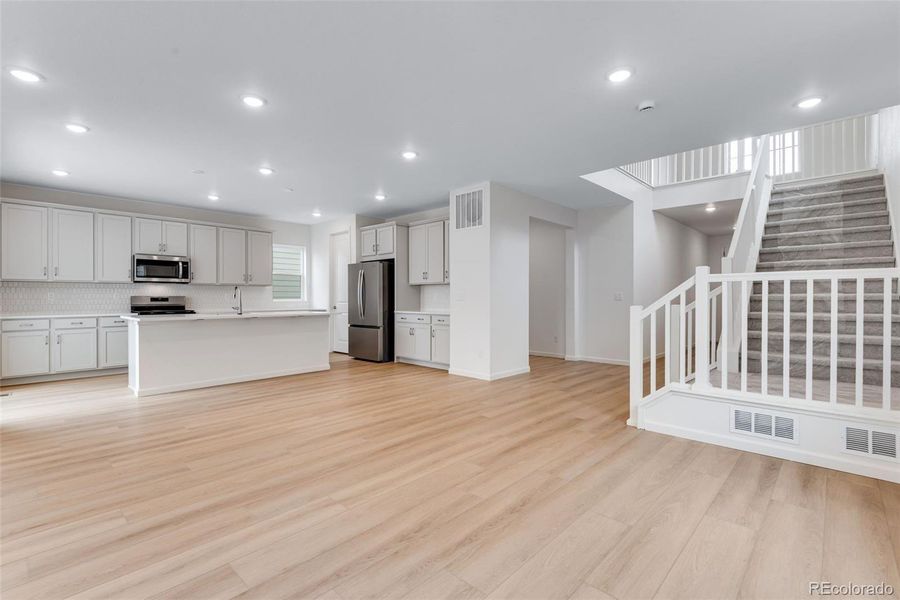 Spacious, unfurnished interior of a new home in Reunion, Commerce City (Image 22).