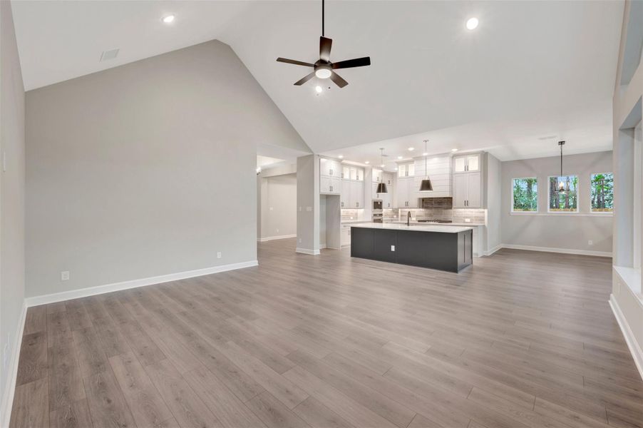 Spacious, unfurnished interior of a new home in ARTAVIA - Parkview Collection, Conroe (Image 18).