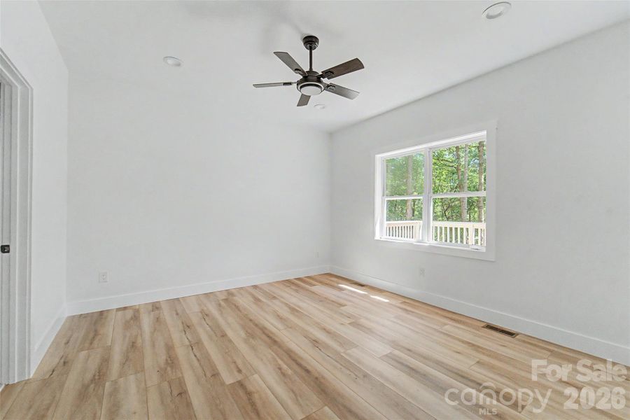 Spacious, unfurnished interior of a new home in , Franklin (Image 16).