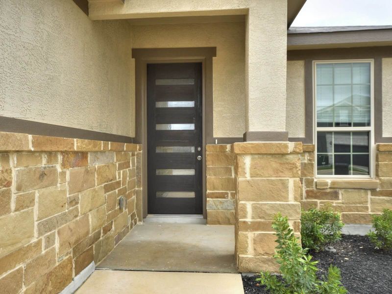 Exterior details and patio area of a home in Thomas Pond, San Antonio (Image 3).