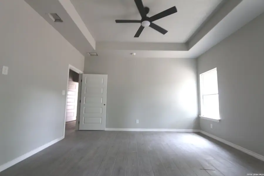 Spacious, unfurnished interior of a new home in , La Vernia (Image 6).