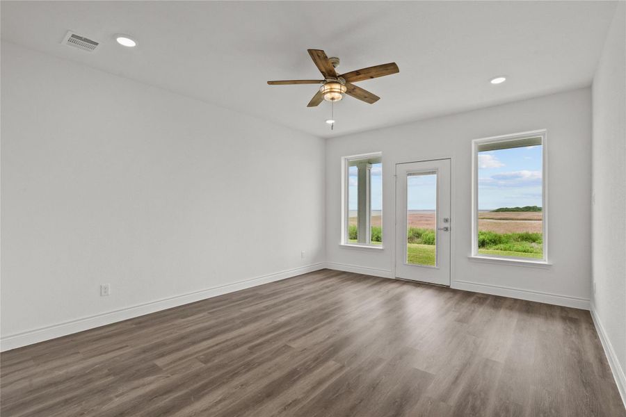 Spacious, unfurnished interior of a new home in , Texas City (Image 32).