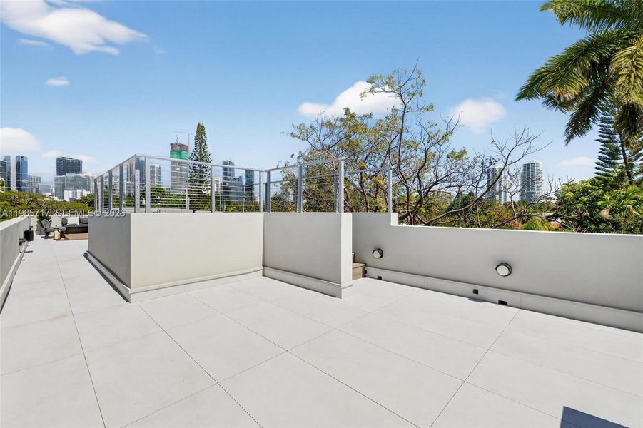 Exterior details and patio area of a home in , Miami (Image 43).