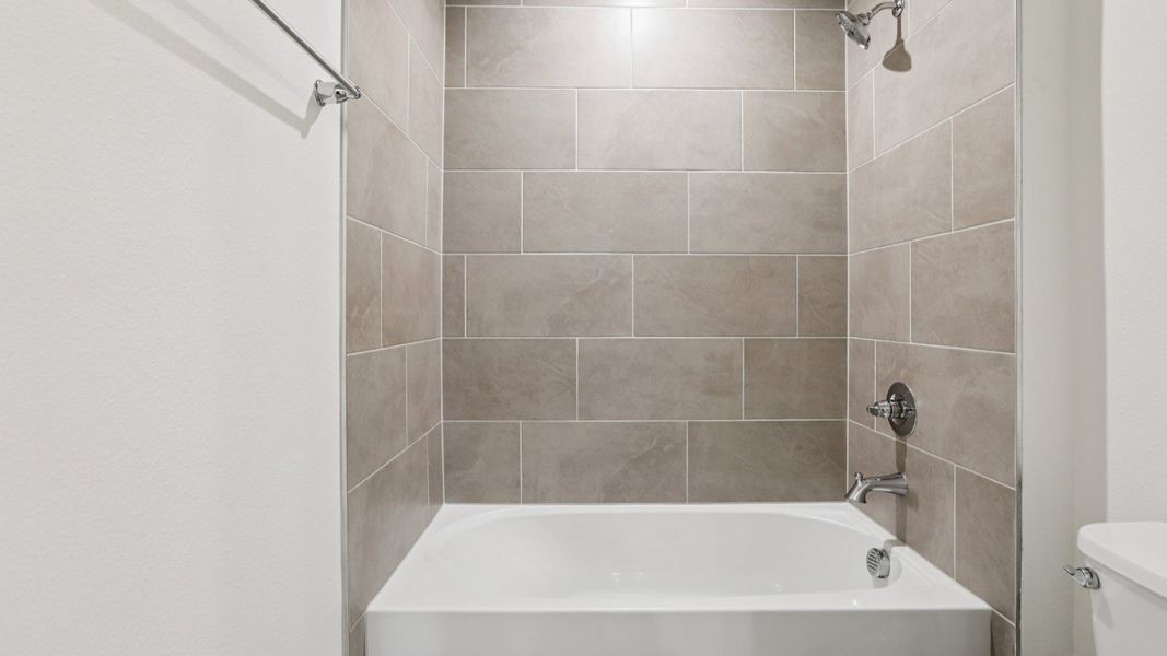 Naples Guest Bath at Grasslands West in Lakeland FL