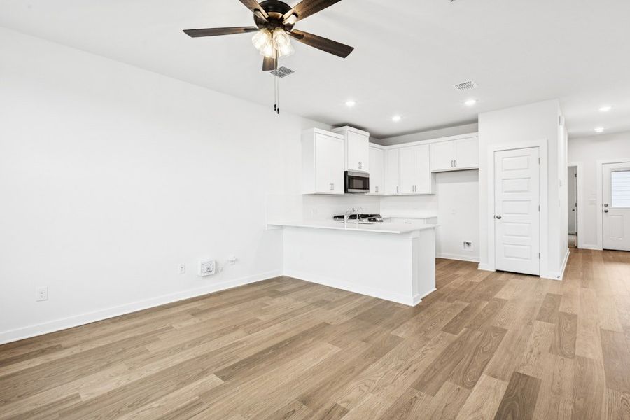 Spacious, unfurnished interior of a new home in Mayfair, New Braunfels (Image 14).