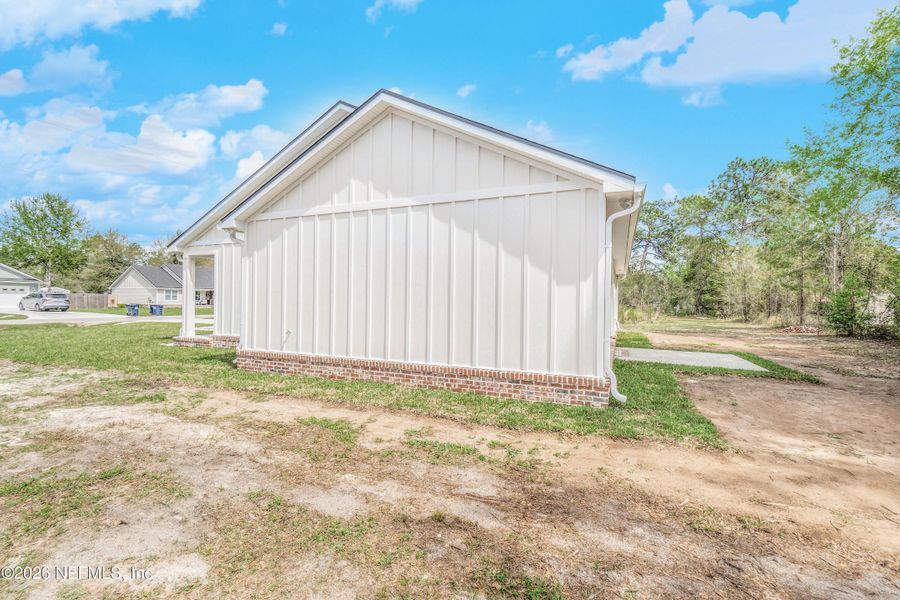 Exterior details and patio area of a home in , Macclenny (Image 33).