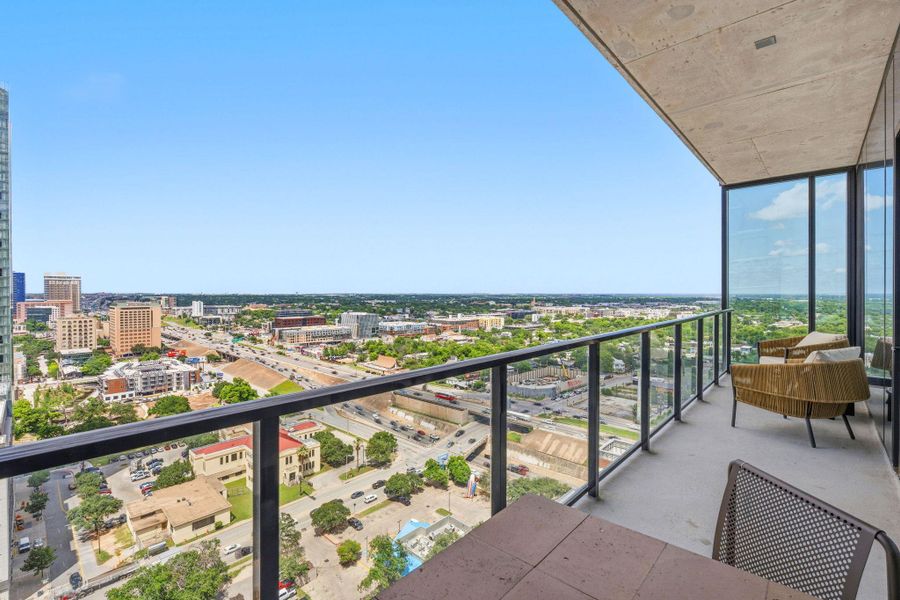 Condo located in Austin, TX showcasing its design and architecture (Image 5).