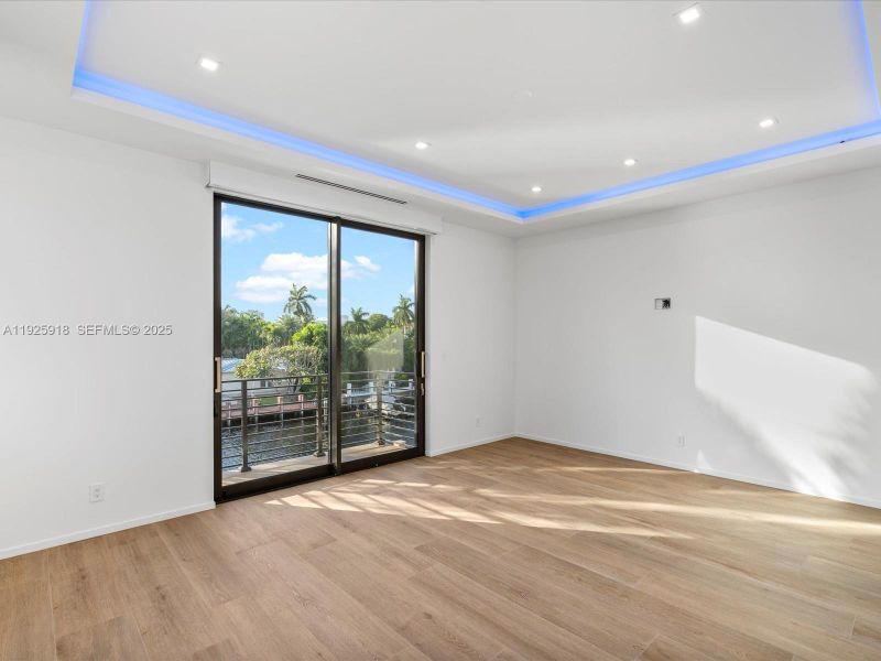 Spacious, unfurnished interior of a new home in , Fort Lauderdale (Image 45).