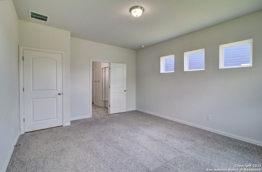 Spacious, unfurnished interior of a new home in Casinas at Gruene, New Braunfels (Image 10).