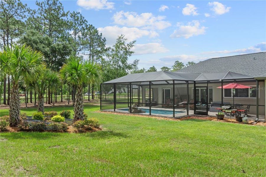 Exterior details and patio area of a home in , Dunnellon (Image 4).