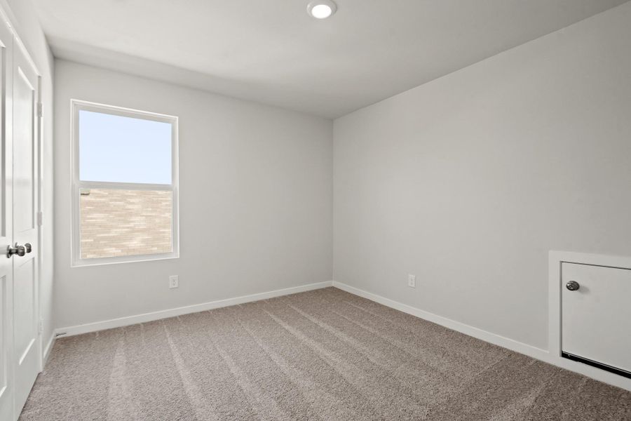 Spacious, unfurnished interior of a new home in Sherwood Glen, Conroe (Image 9).