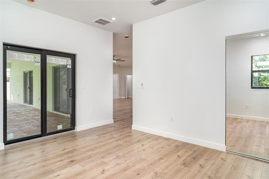 Spacious, unfurnished interior of a new home in , Sarasota (Image 23).