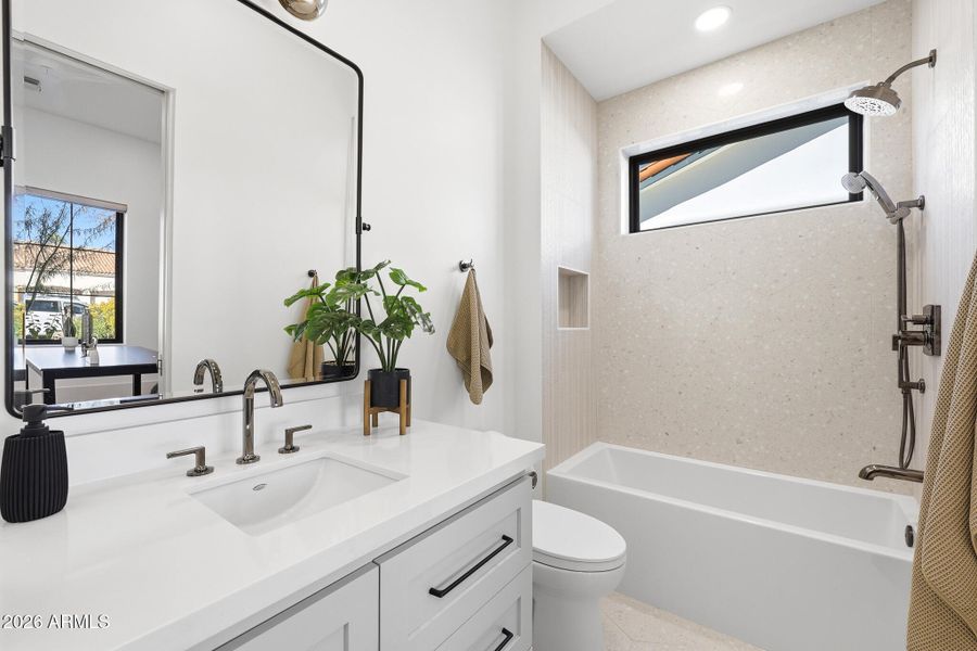 En-suite bath 5 En-suite bath 5