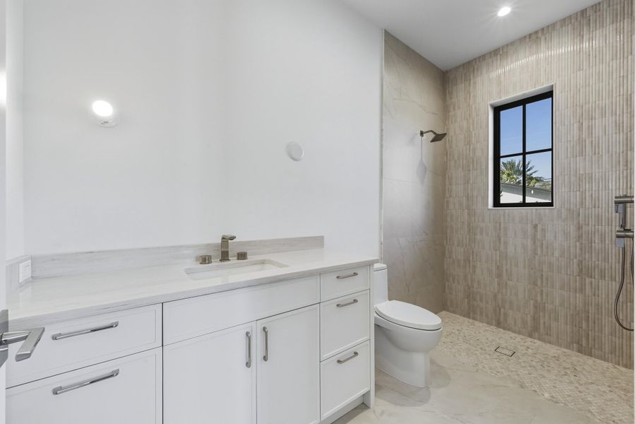 GUEST BATHROOM 3 - 1ST FLOOR