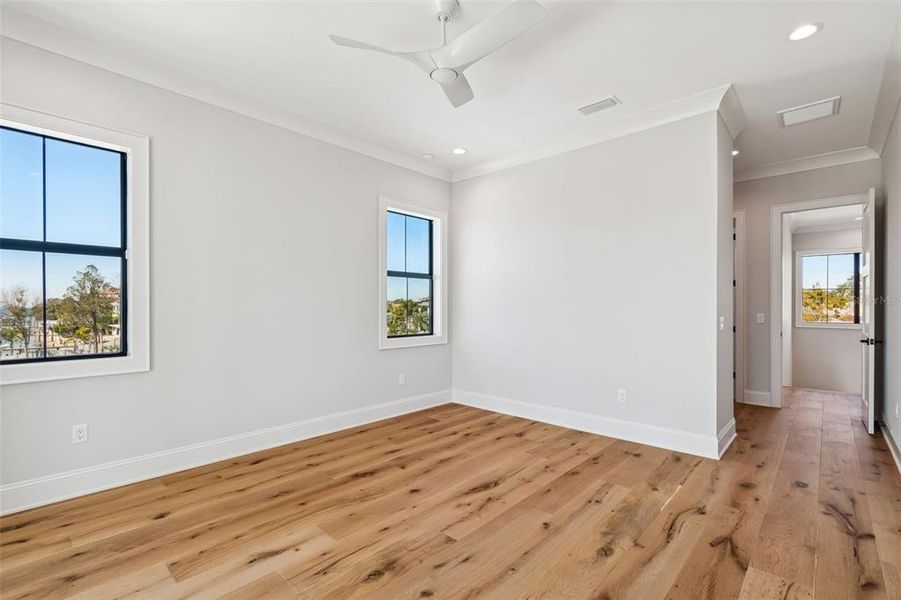 Spacious, unfurnished interior of a new home in , Tampa (Image 24).