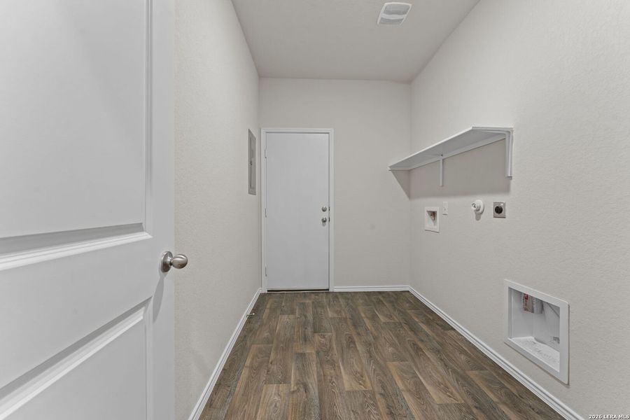 Spacious, unfurnished interior of a new home in Applewood, San Antonio (Image 18). Spacious, unfurnished interior of a new home in Applewood, San Antonio (Image 18).
