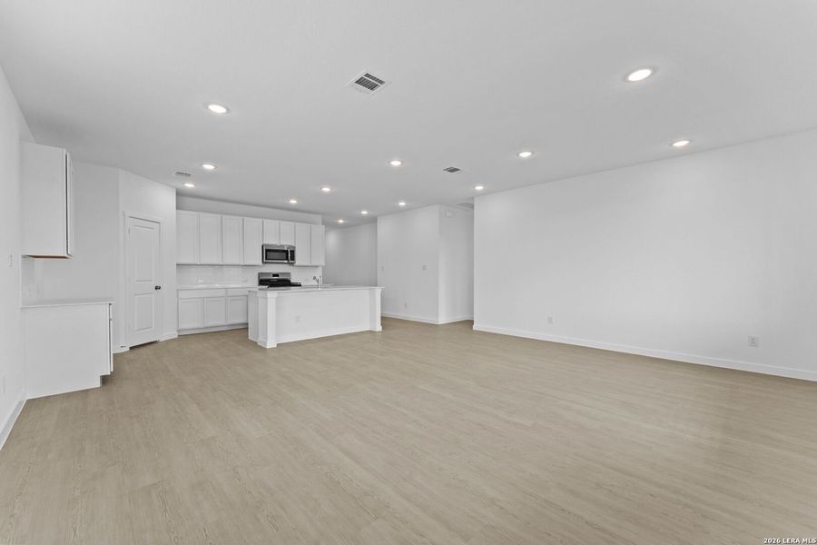 Spacious, unfurnished interior of a new home in Waterwheel, San Antonio (Image 16).