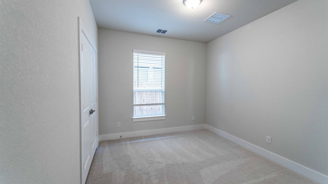 Spacious, unfurnished interior of a new home in Santa Rita Ranch, Liberty Hill (Image 26).