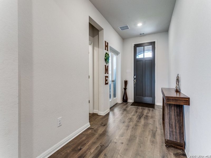 Spacious, unfurnished interior of a new home in Venado Crossing, Cibolo (Image 19). Spacious, unfurnished interior of a new home in Venado Crossing, Cibolo (Image 19).