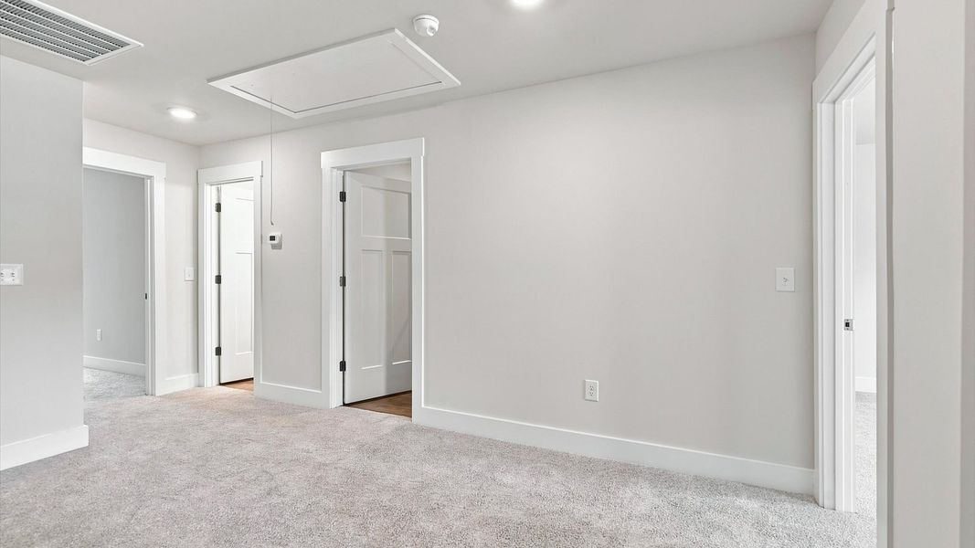 Memorable upstairs loft with plush carpeting and a bright, welcoming atmosphere near Lake Hartwell
