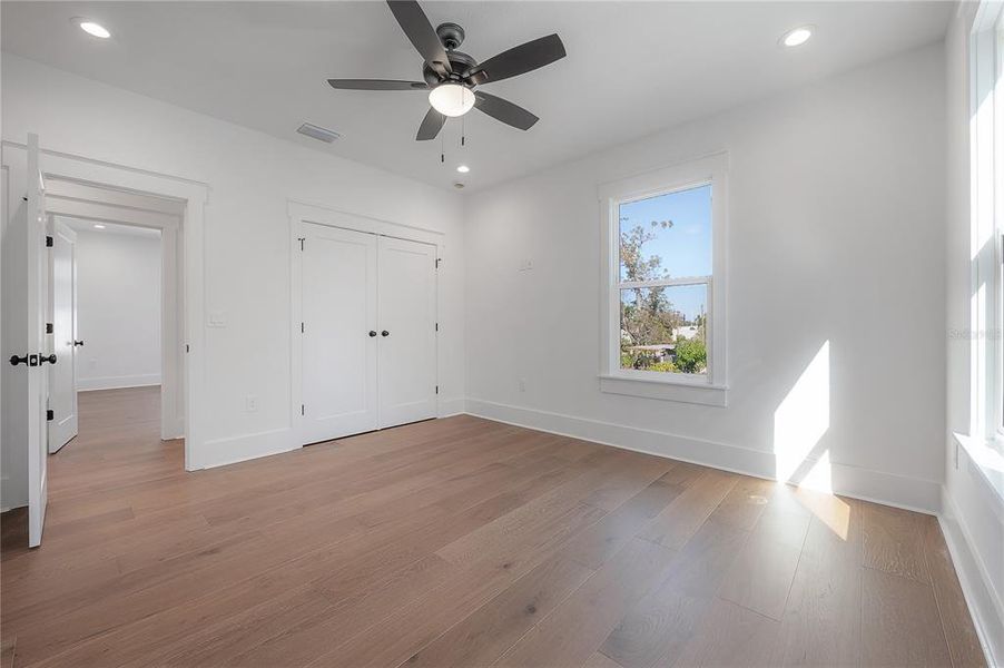 Spacious, unfurnished interior of a new home in , Tampa (Image 24).