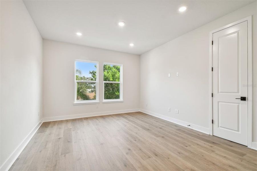 Spacious, unfurnished interior of a new home in , Tampa (Image 8).