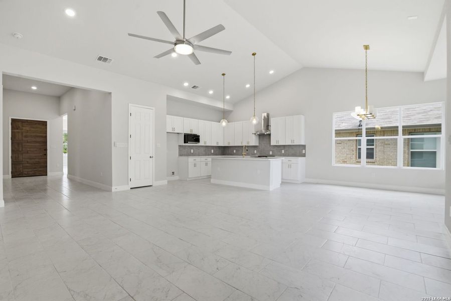 Spacious, unfurnished interior of a new home in , San Antonio (Image 17).