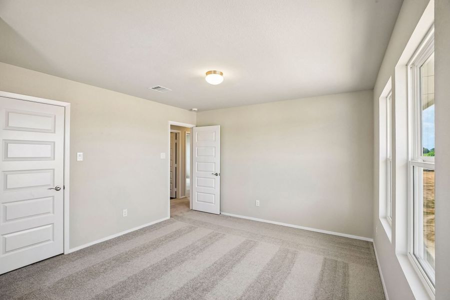 Spacious, unfurnished interior of a new home in Mustang Meadows, Waller (Image 21).