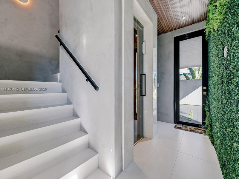 Exterior details and patio area of a home in , Key Largo (Image 10).