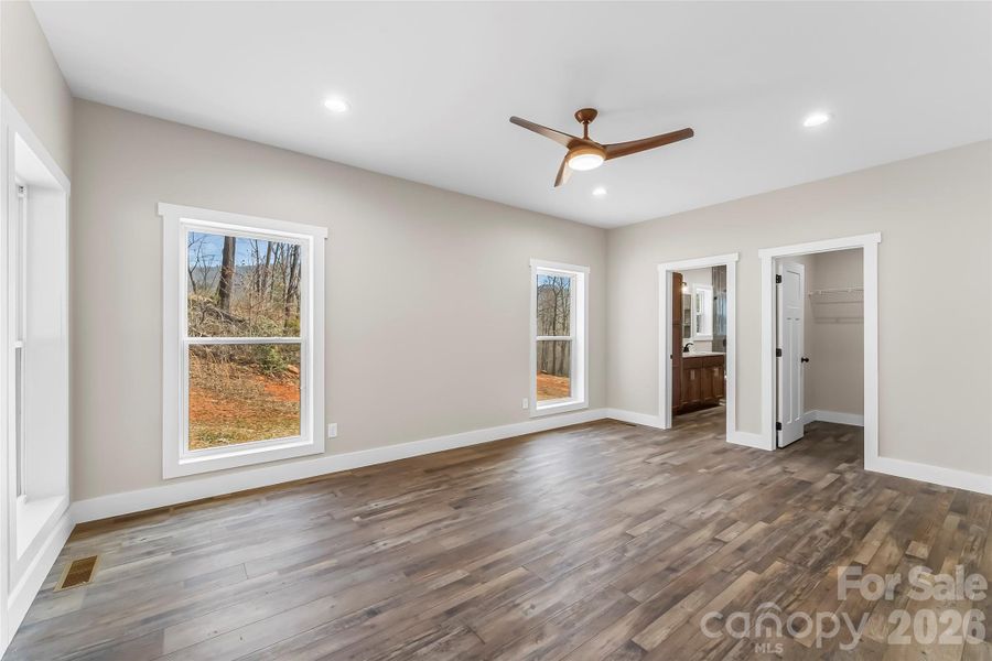 Spacious, unfurnished interior of a new home in , Marion (Image 32).