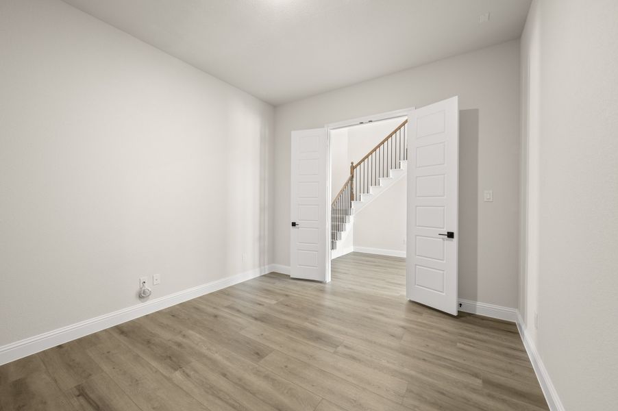 Spacious, unfurnished interior of a new home in Myrtle Creek, Waxahachie (Image 28).