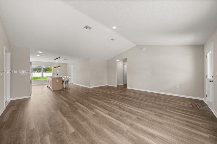 Spacious, unfurnished interior of a new home in , Sebring (Image 19).