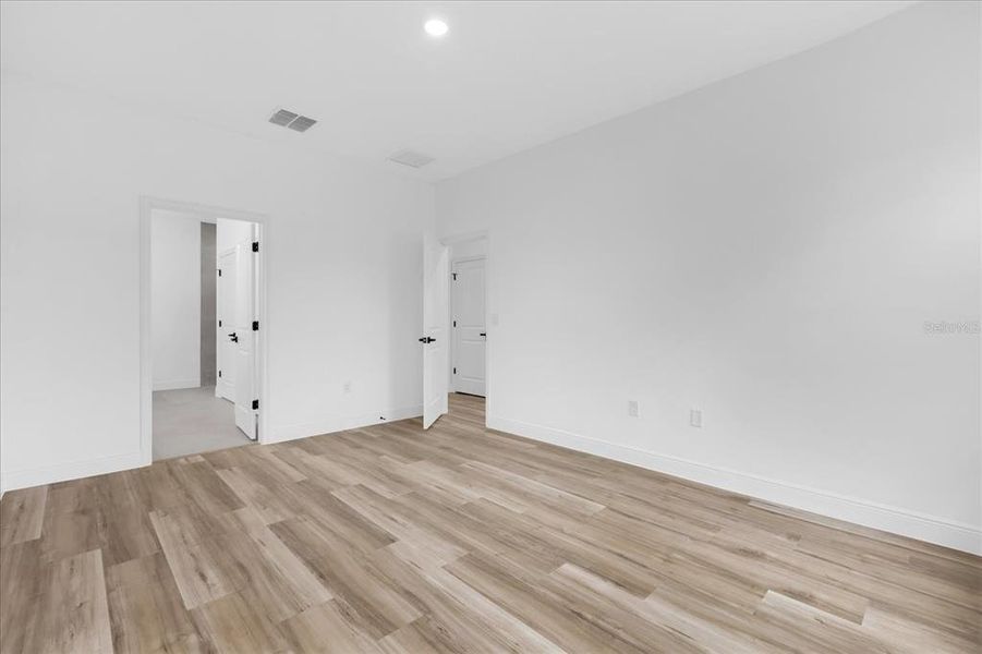 Spacious, unfurnished interior of a new home in , Ocala (Image 28).