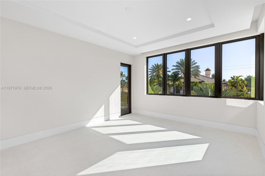 Spacious, unfurnished interior of a new home in , Fort Lauderdale (Image 24).